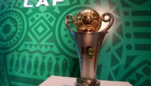 Le trophée de la Coupe de la CAF.