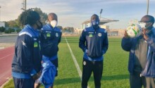 Babacar Ndiaye avec le staff technique de Teungueth FC