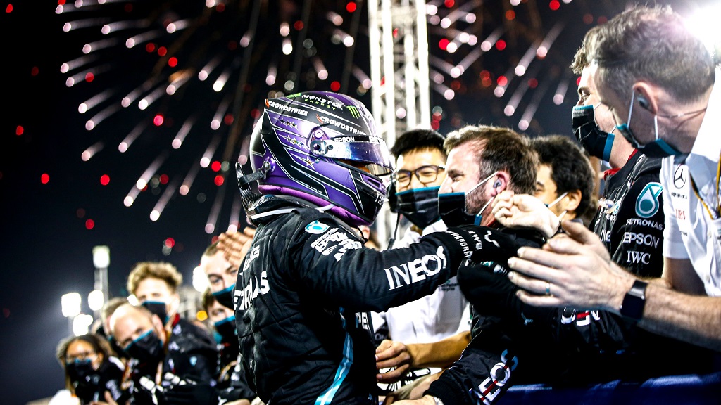 Lewis Hamilton félicité par l'équipe Mercedes après son succès à Bahreïn.