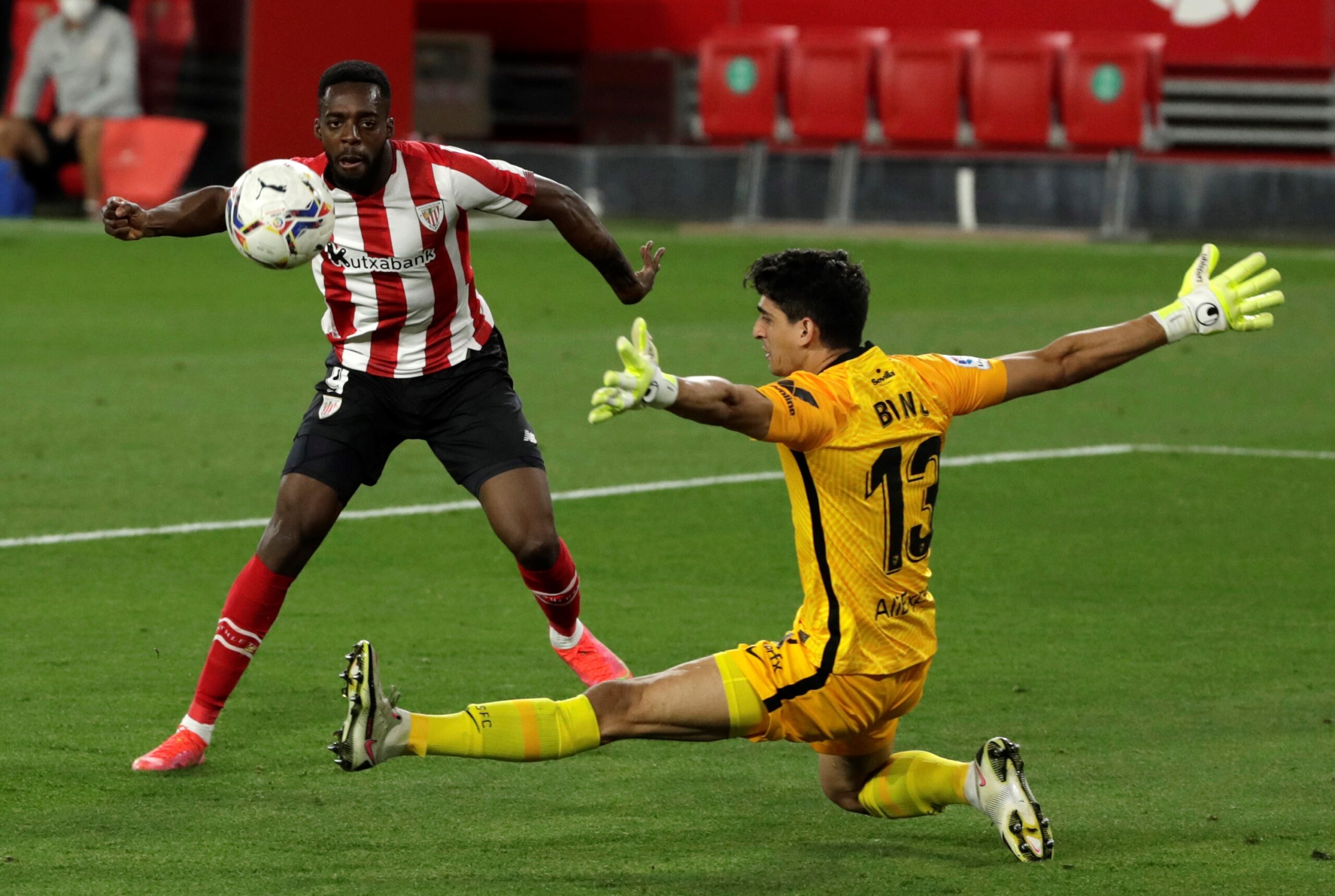 Le gardien marocain du FC Séville a craqué en fin de partie devant Inaki Williams.