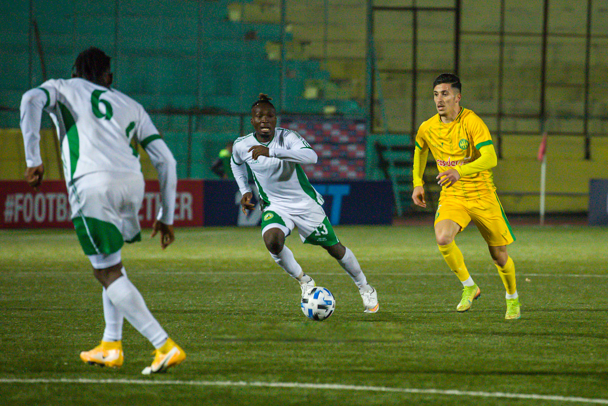 La JS Kabylie a pris une bonne option sur la qualification en finale de la Coupe CAF. Elle a battu (2-1), en demi-finale aller, le Coton Sport de Garoua à Yaoundé.