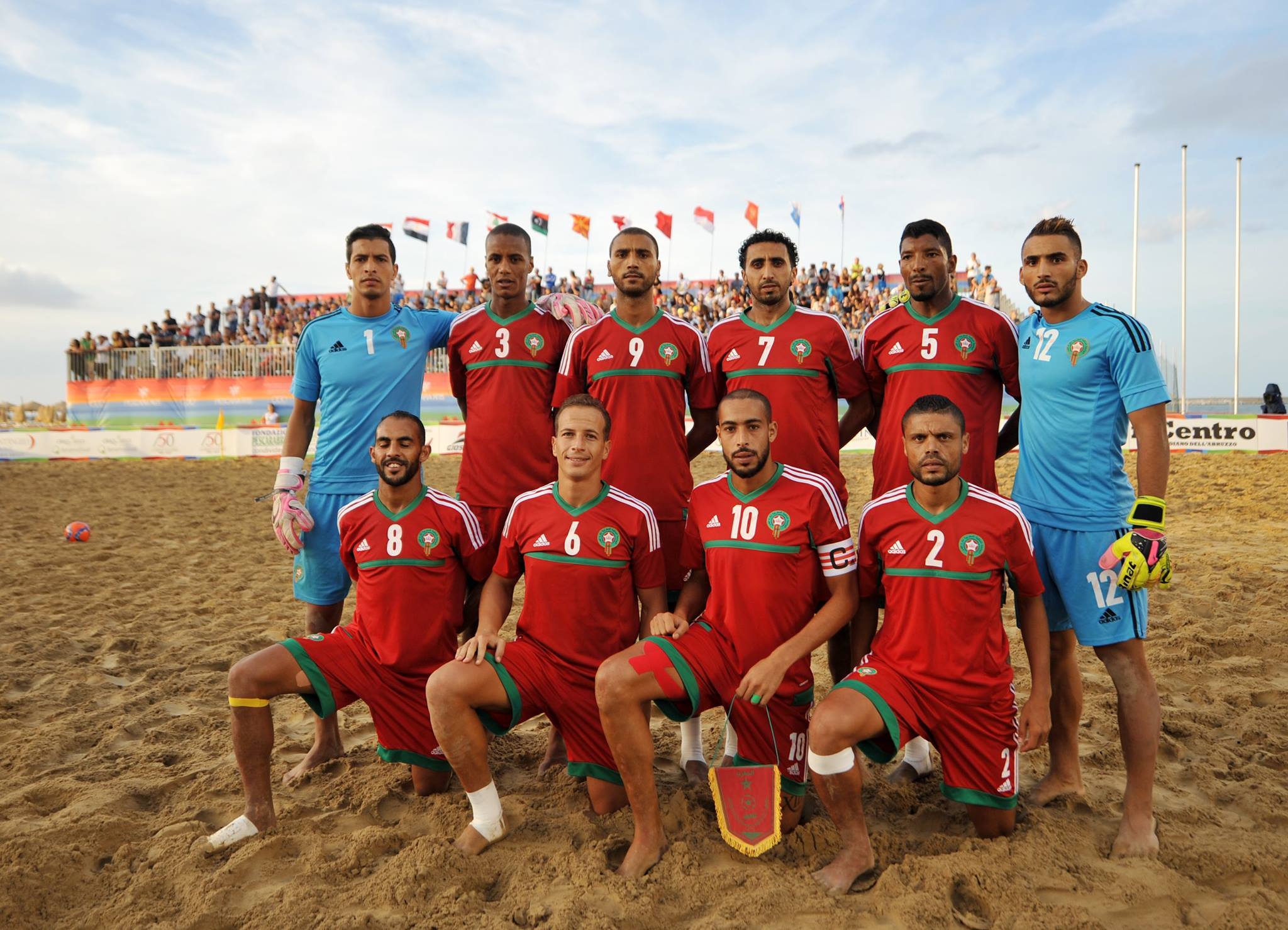 La sélection marocaine de beach soccer, 3e de la dernière CAN de la discipline au Sénégal. Pour favoriser son rayonnement dans la discipline, le Maroc va lancer son championnat national pour la première fois.