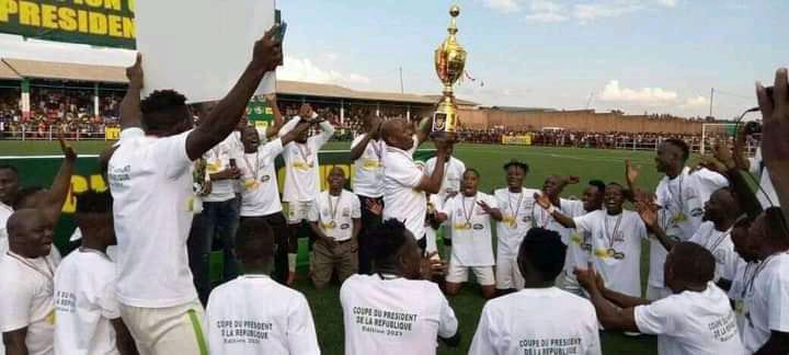 Les joueurs de Bumamuru brandissent le trophée de la Coupe du chef de l'Etat burundais.