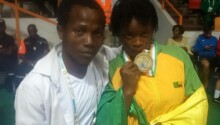 La lutteuse Faridatou Gbadamassi médaillée d'argent en 2017 aux jeu de la francophonie avec son entraîneur