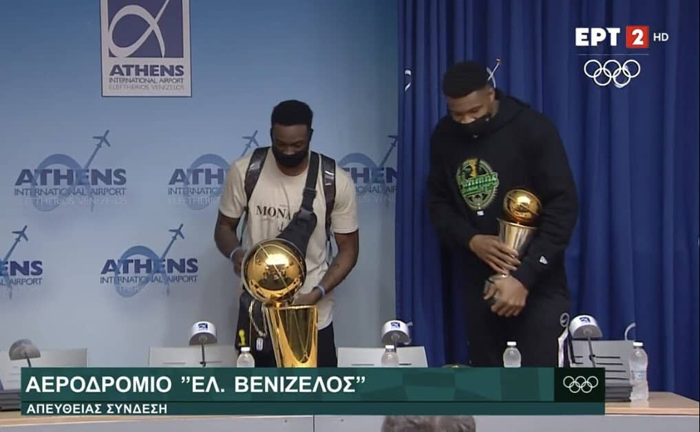 Les frères Antetokounmpo, Giannis (à droite) et Thanasis, à Athènes, en Grèce, avec leur trophée NBA. 