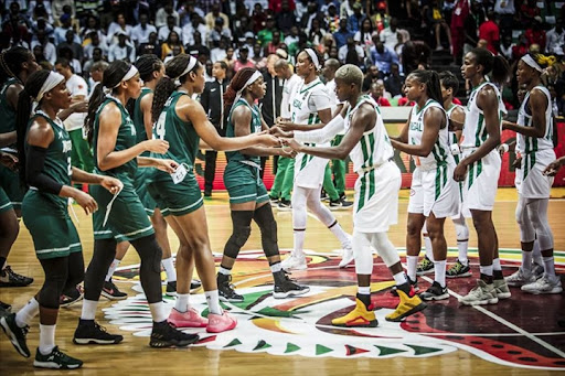 Nigérianes (en vert) et Sénégalaises avant la finale de l'Afrobasket 2019, remportée par les premières.