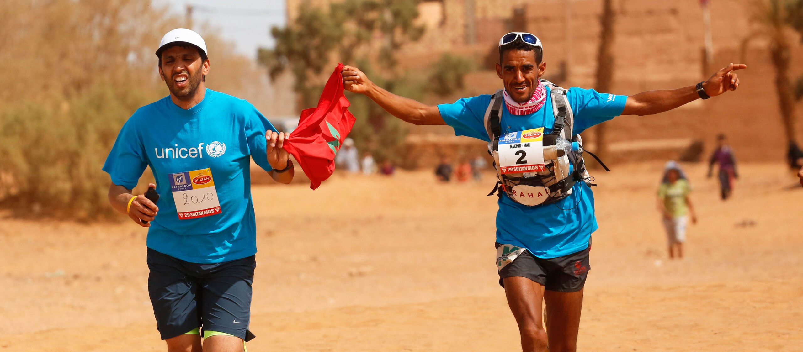Rachid El Morabity (bras ouverts) a remporté son huitième Marathon des sables.