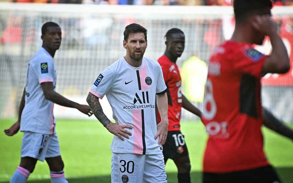 Messi (30) n'en revient pas. Rennes de Sulemana (au fond, à droite, en rouge) a surclassé (2-0) le PSG. Avec la manière.