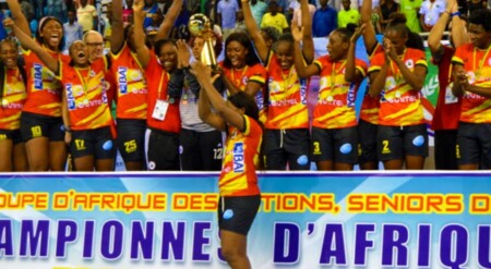 handball-mondial-(f) :-entree-en-jeu-de-l’angola-et-du-cameroun